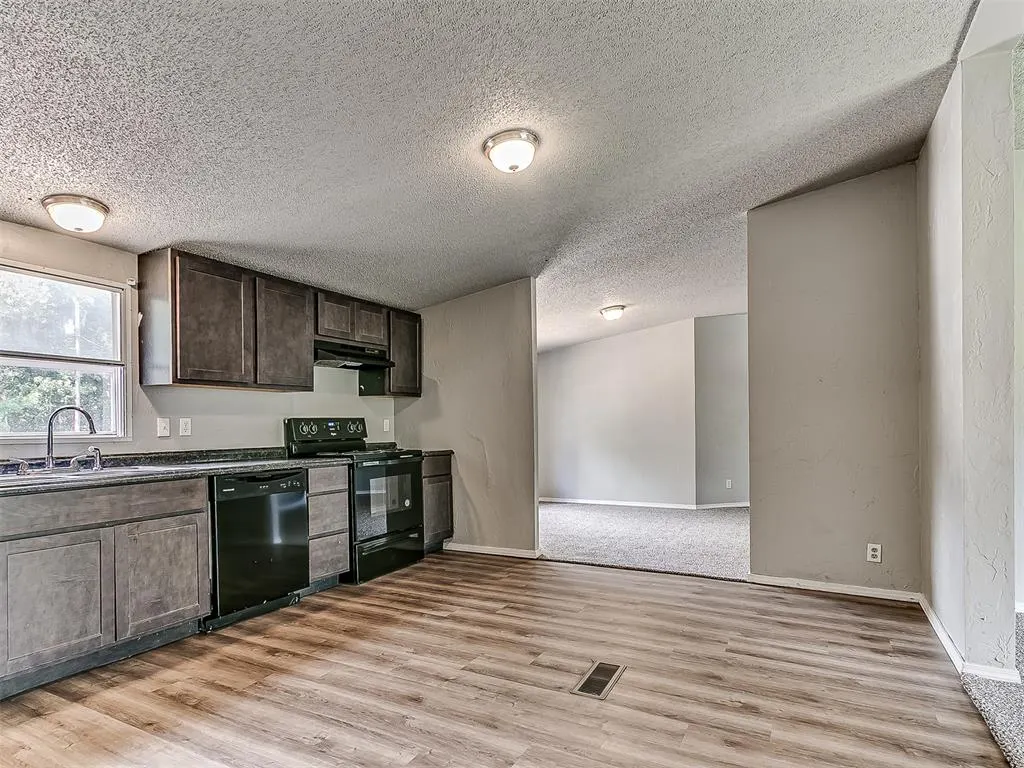 Photo 6 — 10300 Liberty Oak Drive, Oklahoma City, OK 73165