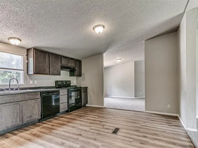 Photo 6 — 10300 Liberty Oak Drive, Oklahoma City, OK 73165