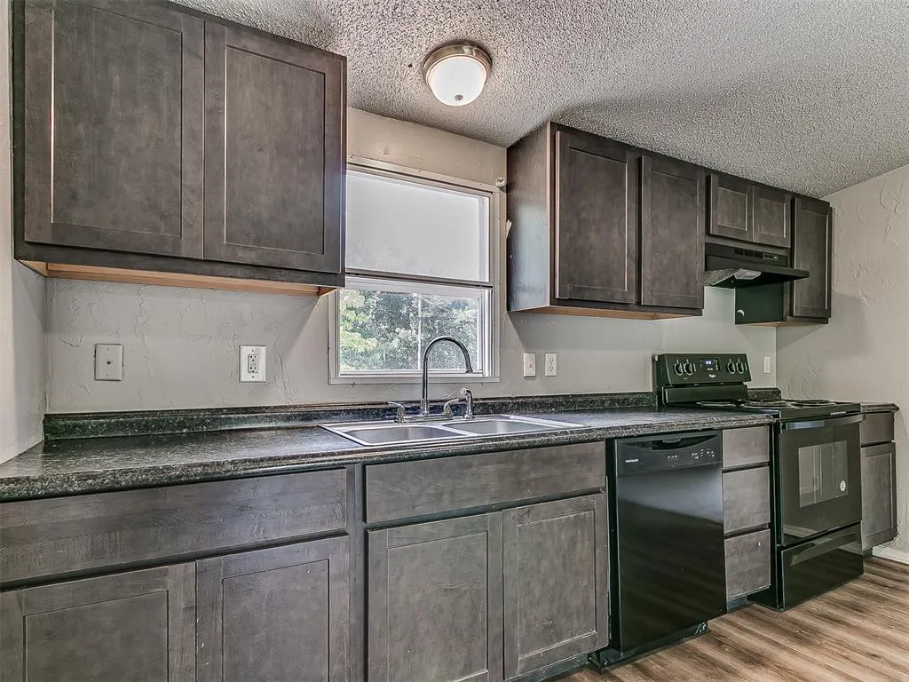 Photo 7 — 10300 Liberty Oak Drive, Oklahoma City, OK 73165