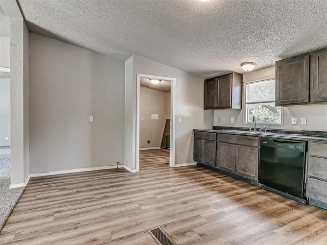 Photo 8 — 10300 Liberty Oak Drive, Oklahoma City, OK 73165