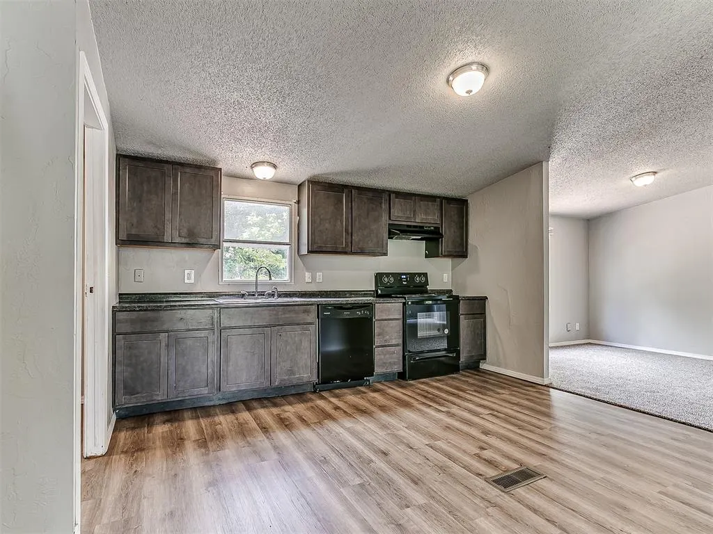 Photo 11 — 10300 Liberty Oak Drive, Oklahoma City, OK 73165
