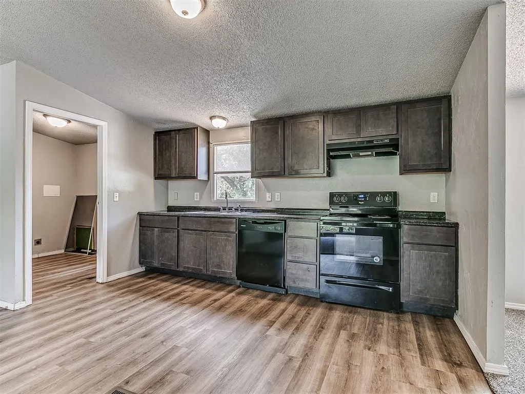 Photo 12 — 10300 Liberty Oak Drive, Oklahoma City, OK 73165