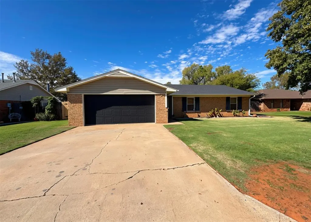 Front exterior — 211 Magnolia Avenue, Elk City, OK 73644