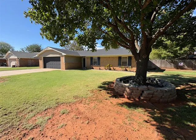 Photo 2 — 211 Magnolia Avenue, Elk City, OK 73644
