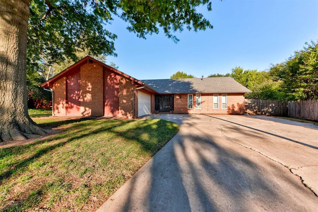 Front exterior — 11044 Folkstone Drive, Yukon, OK 73099