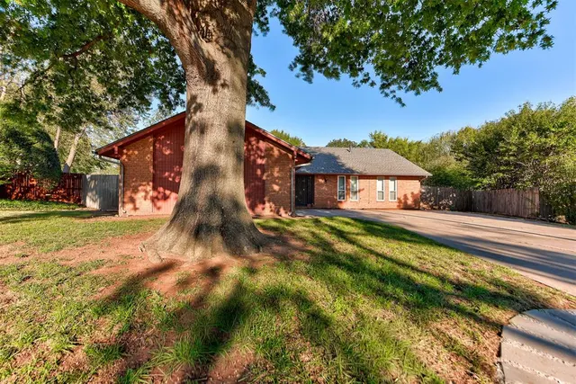 Photo 2 — 11044 Folkstone Drive, Yukon, OK 73099