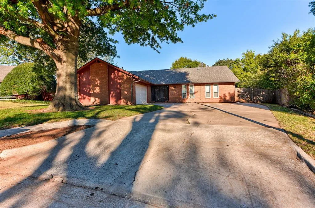 Photo 3 — 11044 Folkstone Drive, Yukon, OK 73099