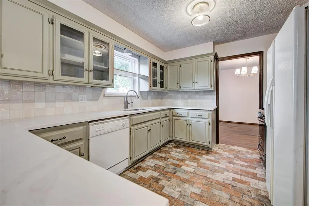Photo 18 — 11044 Folkstone Drive, Yukon, OK 73099
