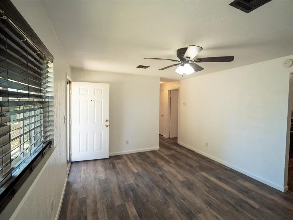 Photo 4 — 305 S Janeway Avenue, Moore, OK 73160