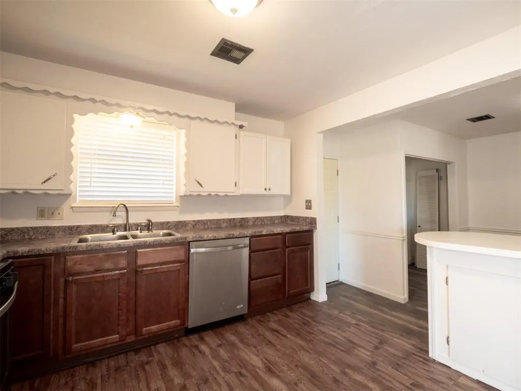 Photo 7 — 305 S Janeway Avenue, Moore, OK 73160