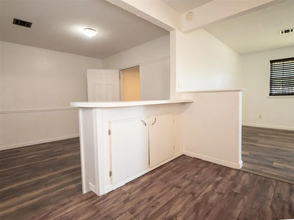 Photo 8 — 305 S Janeway Avenue, Moore, OK 73160