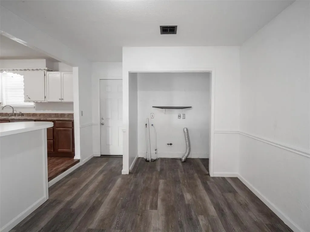 Photo 10 — 305 S Janeway Avenue, Moore, OK 73160