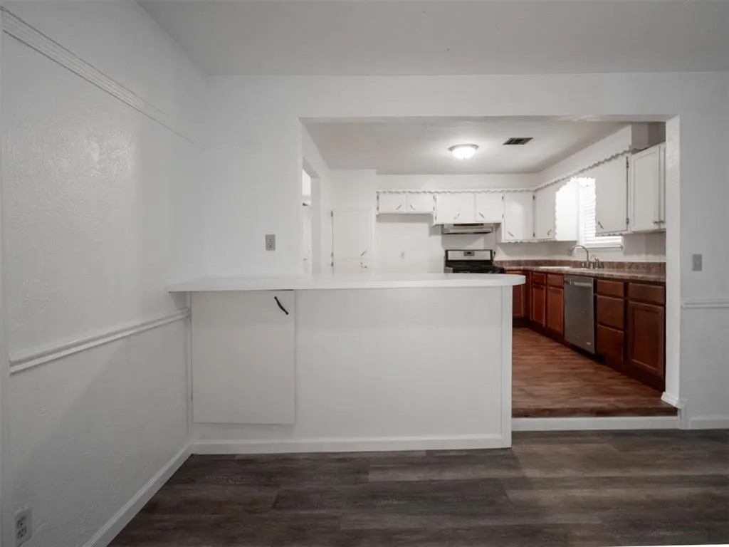 Photo 11 — 305 S Janeway Avenue, Moore, OK 73160