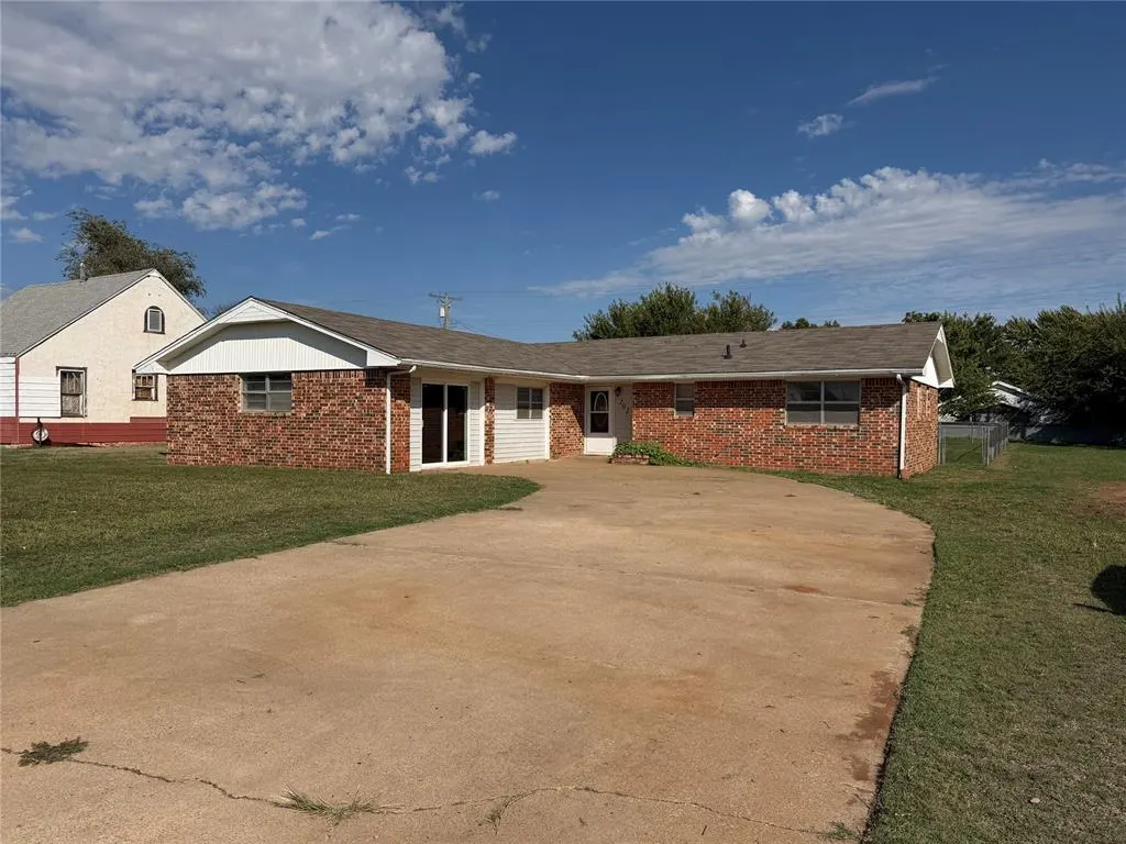 Front exterior — 202 S Locust Street, Seiling, OK 73663
