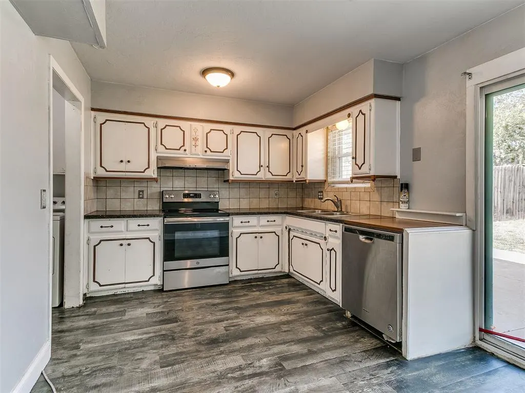 Photo 7 — 1017 NW 28th Street, Moore, OK 73160