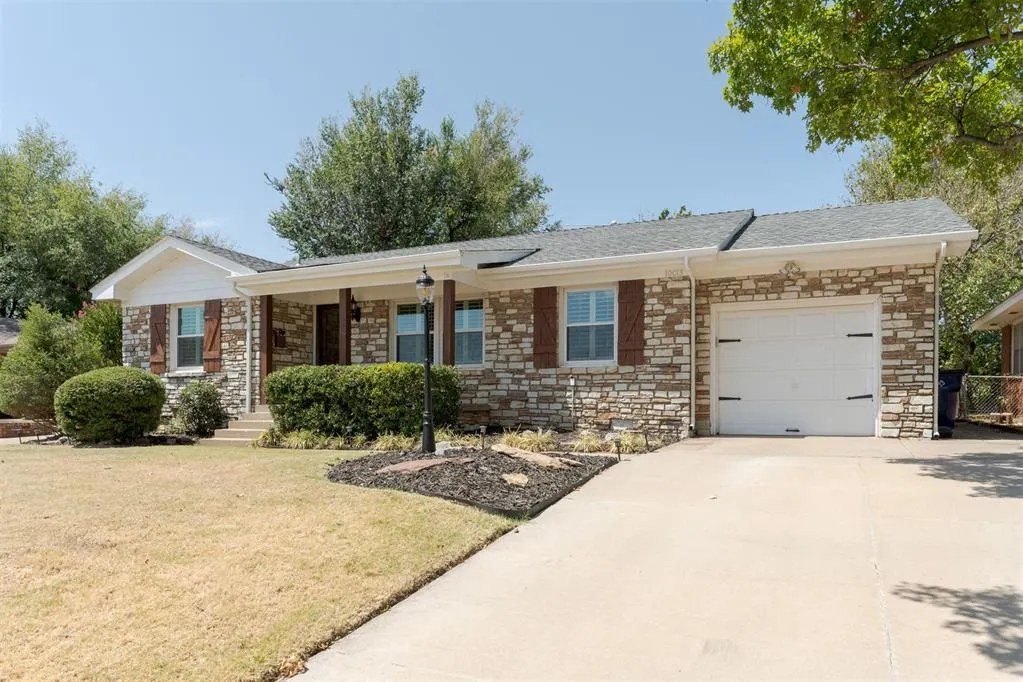 Photo 2 — 10013 Ridgeview Drive, Oklahoma City, OK 73120