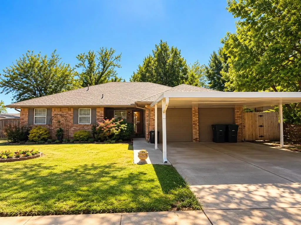 Front exterior — 916 E Hills Drive, Moore, OK 73160