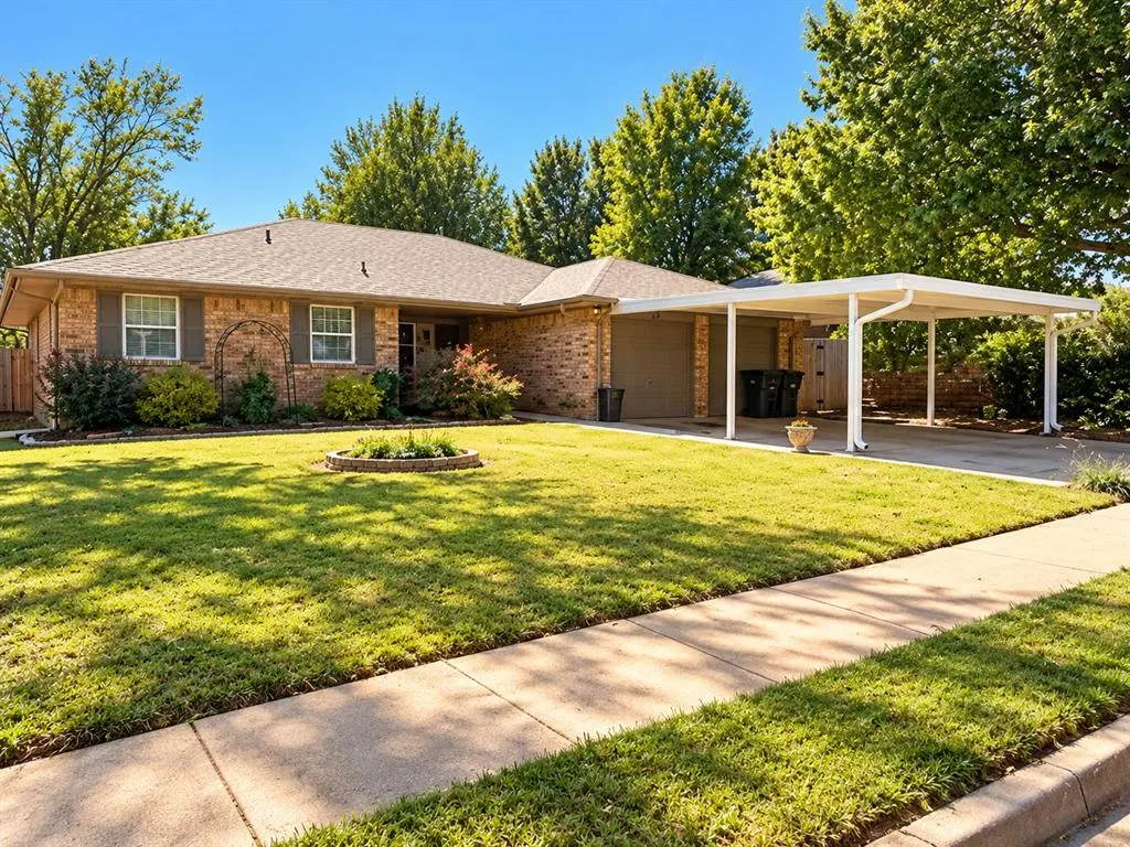 Photo 2 — 916 E Hills Drive, Moore, OK 73160