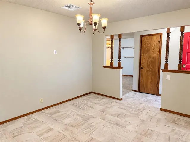 Photo 4 — 916 E Hills Drive, Moore, OK 73160