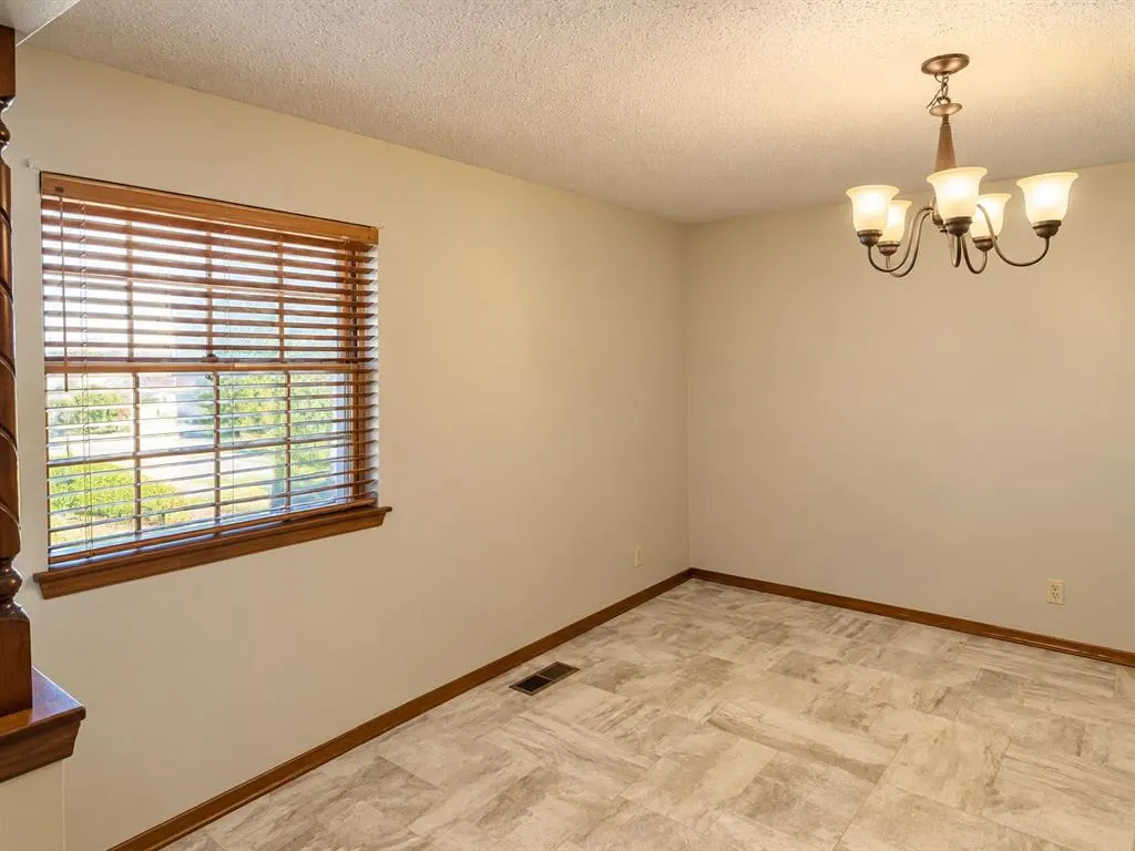 Photo 5 — 916 E Hills Drive, Moore, OK 73160