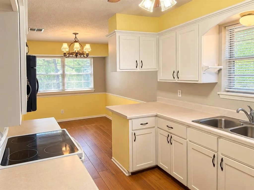 Photo 11 — 916 E Hills Drive, Moore, OK 73160