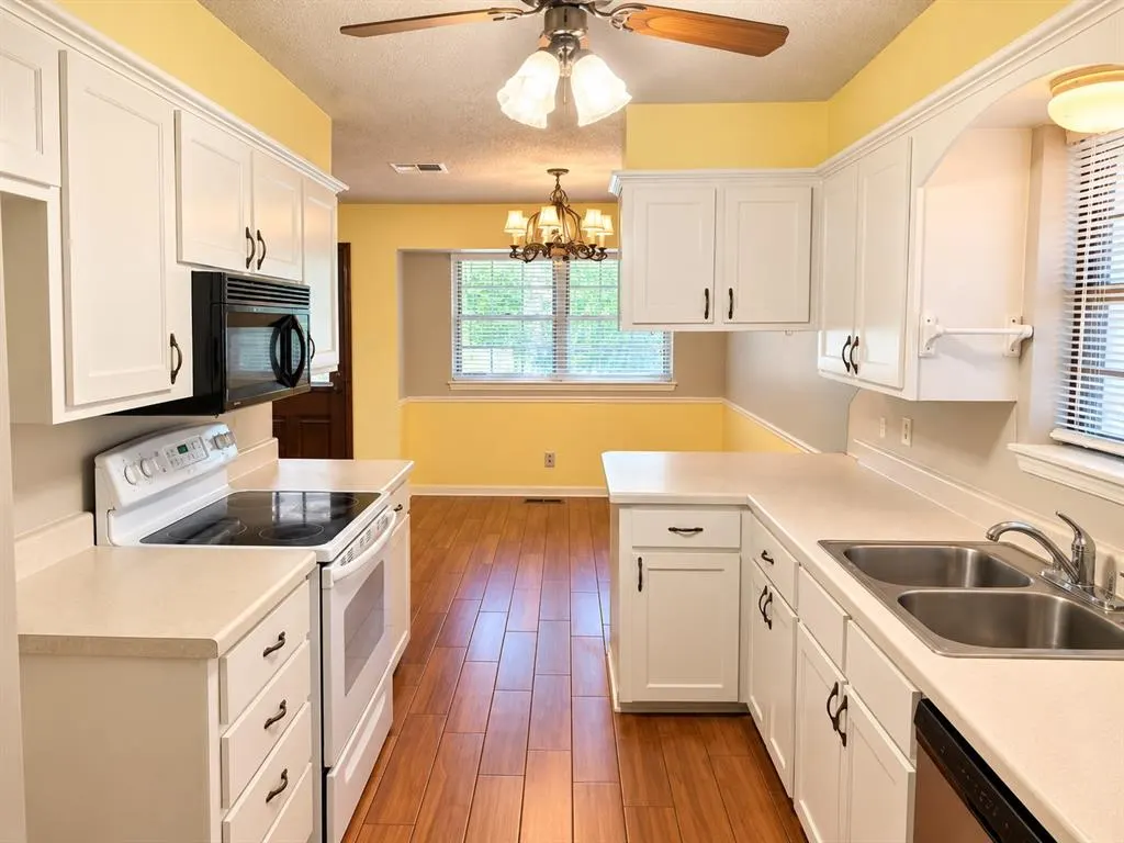 Photo 12 — 916 E Hills Drive, Moore, OK 73160