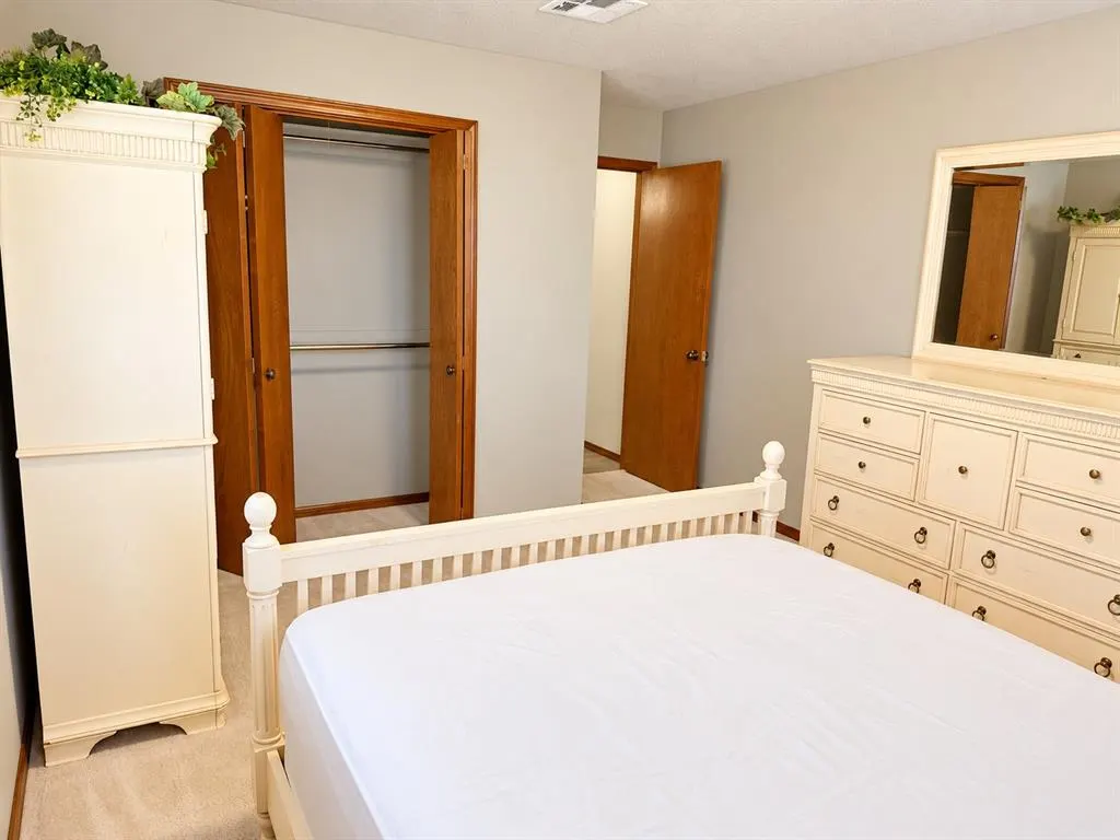 Photo 18 — 916 E Hills Drive, Moore, OK 73160