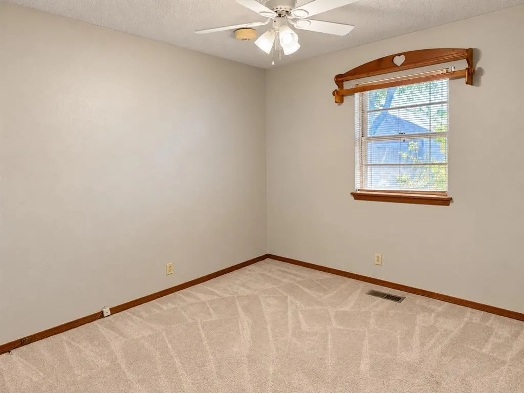 Photo 24 — 916 E Hills Drive, Moore, OK 73160