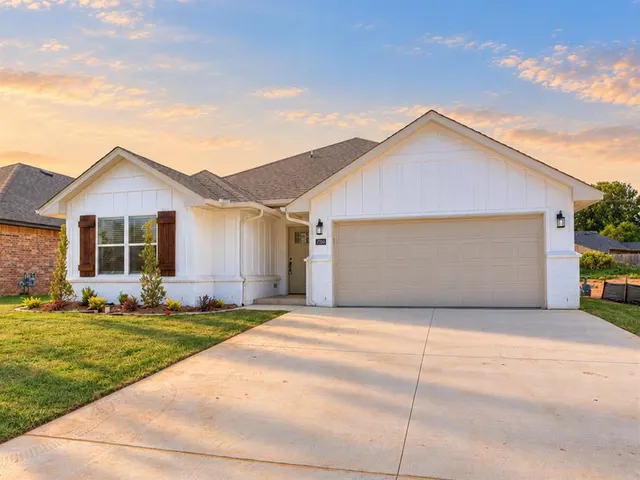 Photo 3 — 7700 Three Woods Lane, Yukon, OK 73099