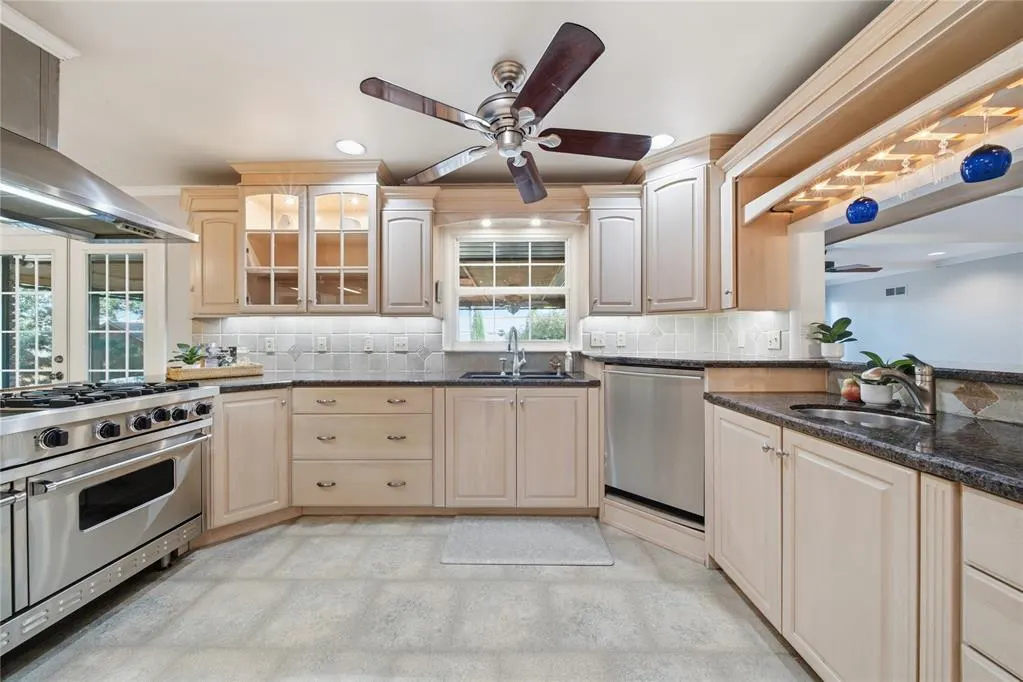 Photo 9 — 4231 S Columbia Place, Tulsa, OK 74105