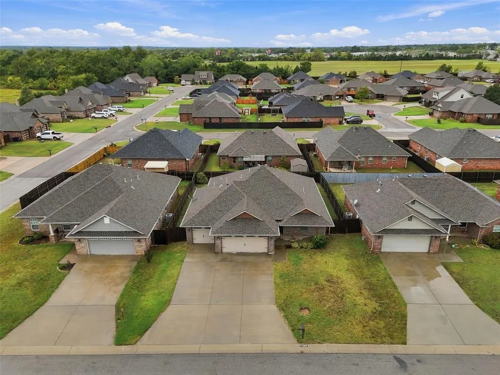 Photo 4 — 2106 Whispering Pine Boulevard, Shawnee, OK 74804