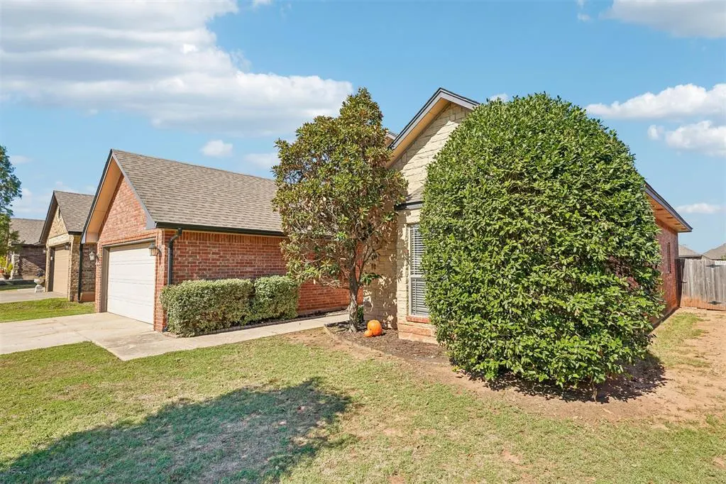 Photo 2 — 2701 SE 39th Street, Moore, OK 73160