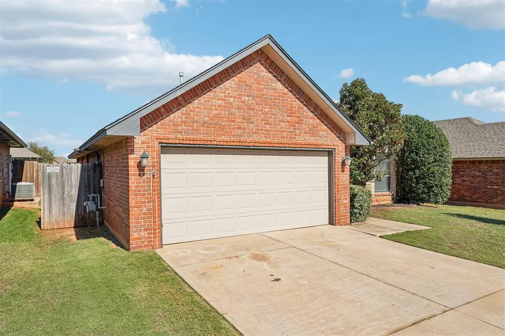 Photo 3 — 2701 SE 39th Street, Moore, OK 73160