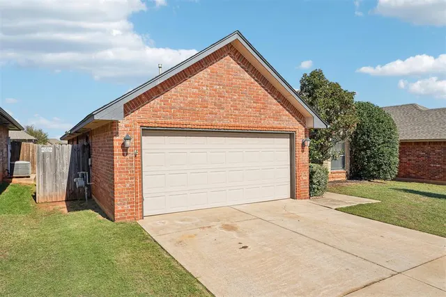 Photo 3 — 2701 SE 39th Street, Moore, OK 73160