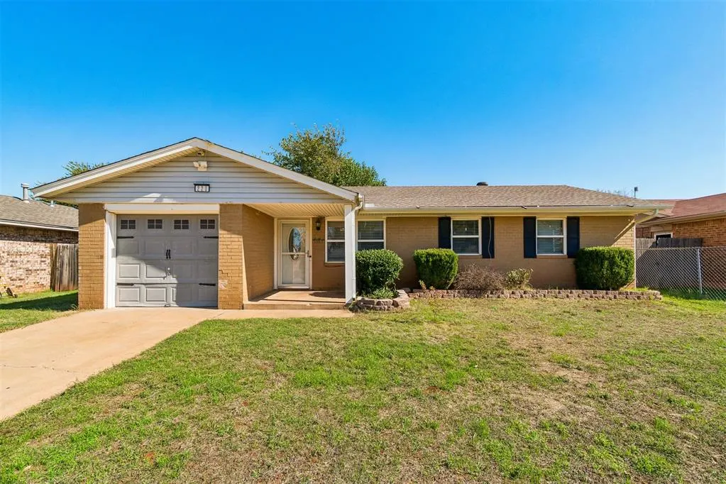 Front exterior — 220 S Silver Drive, Mustang, OK 73064