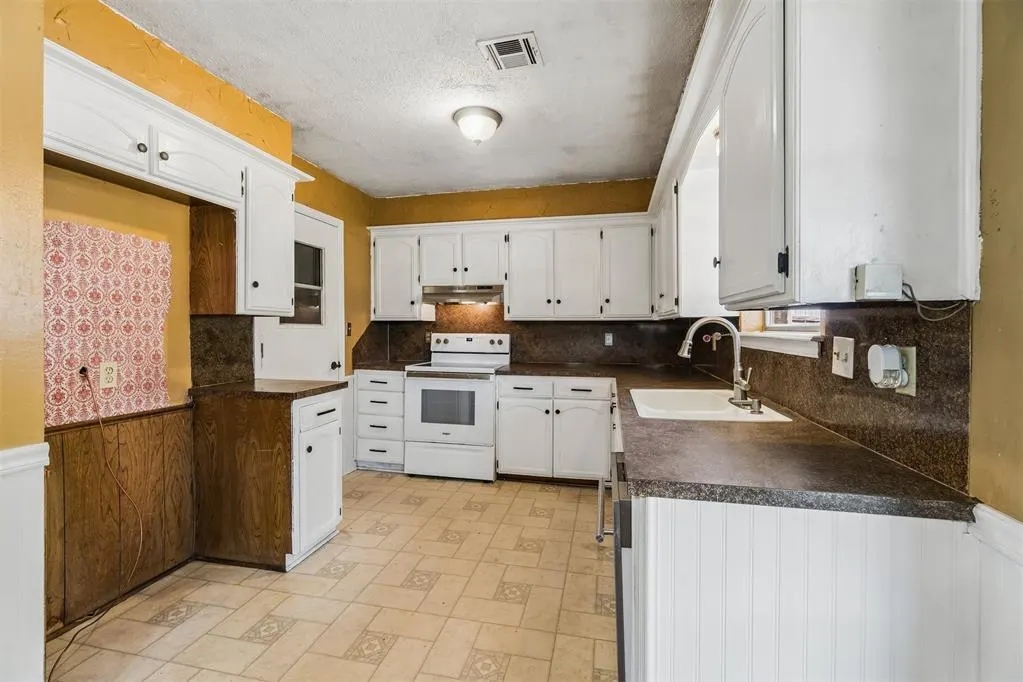 Photo 9 — 220 S Silver Drive, Mustang, OK 73064