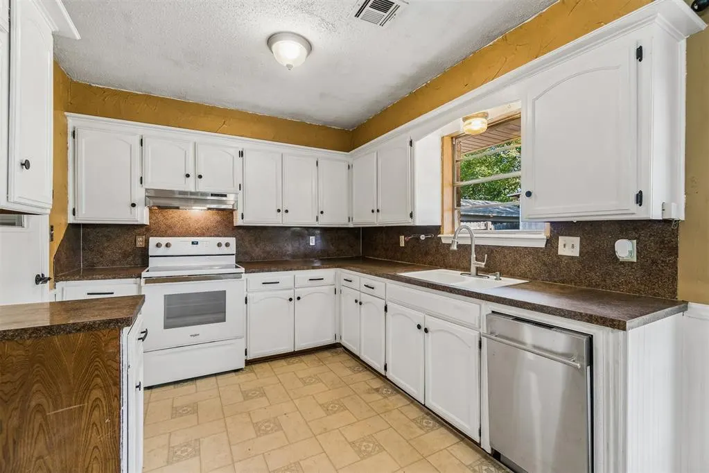 Photo 10 — 220 S Silver Drive, Mustang, OK 73064