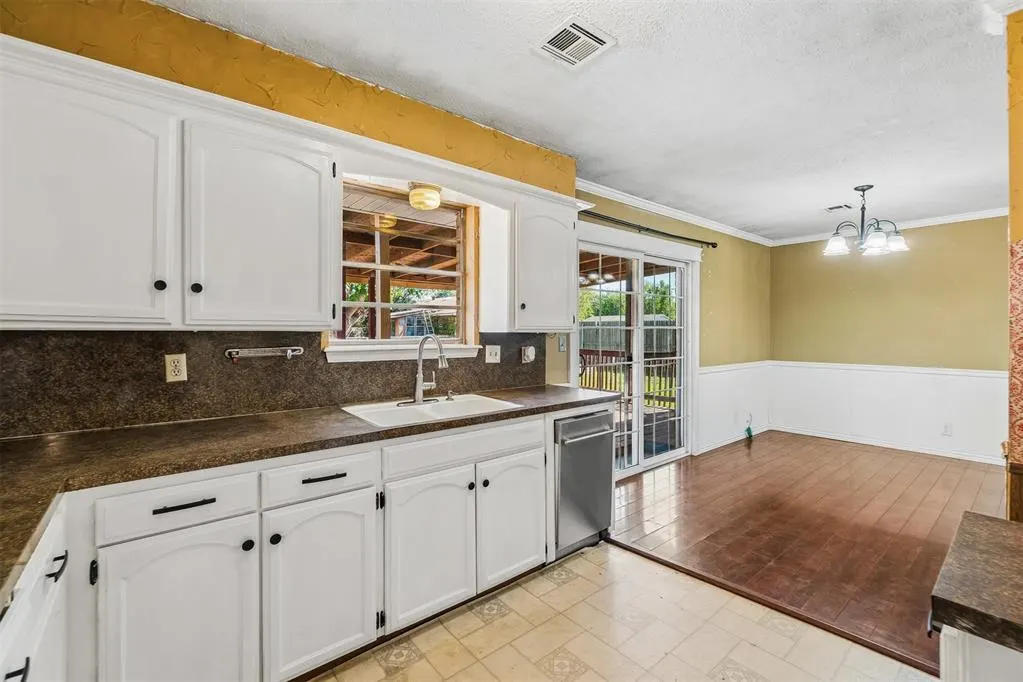 Photo 11 — 220 S Silver Drive, Mustang, OK 73064