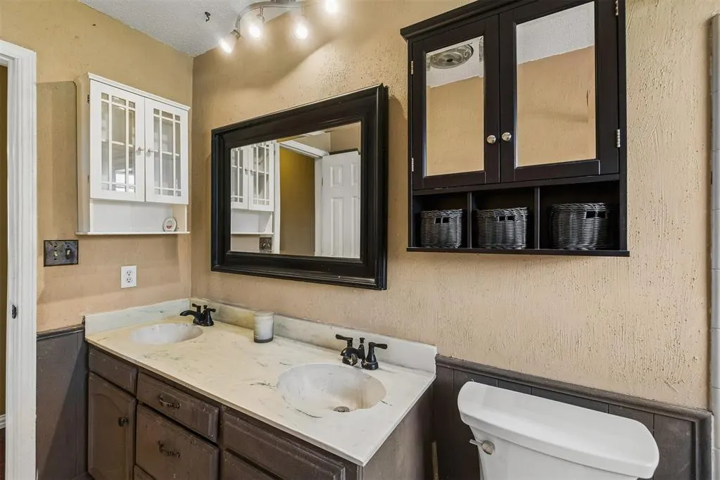 Photo 18 — 220 S Silver Drive, Mustang, OK 73064