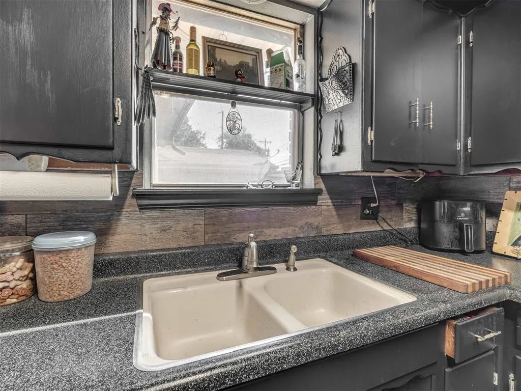 Photo 10 — 1400 Vickie Drive, Del City, OK 73115