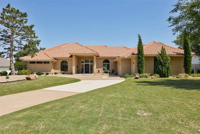 Photo 2 — 301 Carmel Valley Way, Edmond, OK 73025