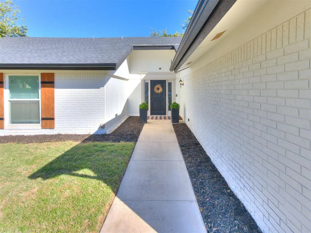 Photo 3 — 8221 Willow Creek Boulevard, Oklahoma City, OK 73162
