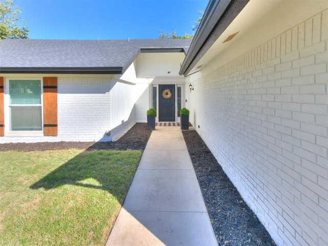 Photo 3 — 8221 Willow Creek Boulevard, Oklahoma City, OK 73162