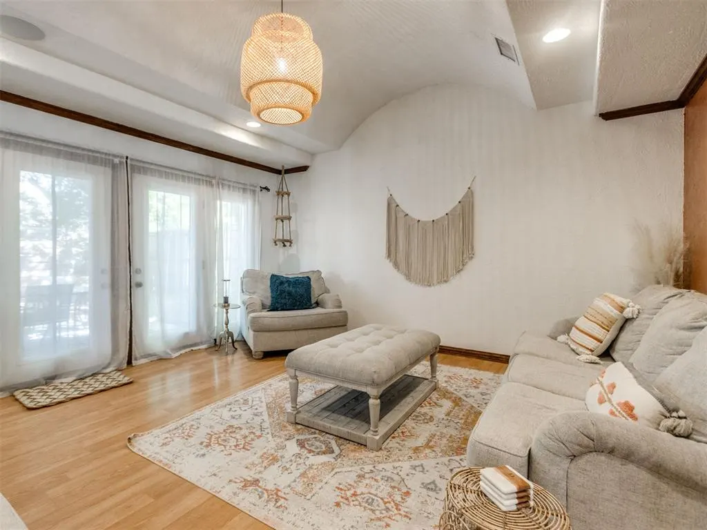 Photo 9 — 8221 Willow Creek Boulevard, Oklahoma City, OK 73162