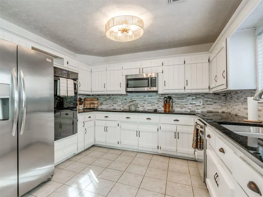 Photo 11 — 8221 Willow Creek Boulevard, Oklahoma City, OK 73162