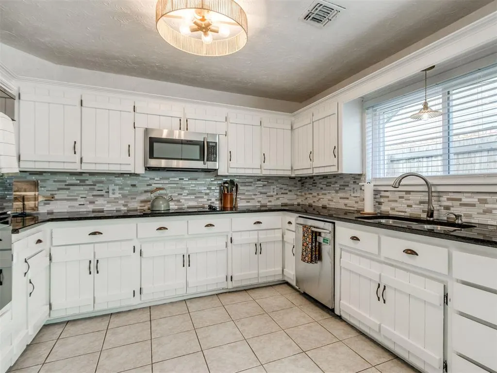 Photo 12 — 8221 Willow Creek Boulevard, Oklahoma City, OK 73162