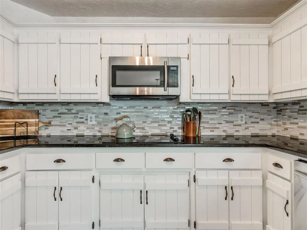 Photo 13 — 8221 Willow Creek Boulevard, Oklahoma City, OK 73162