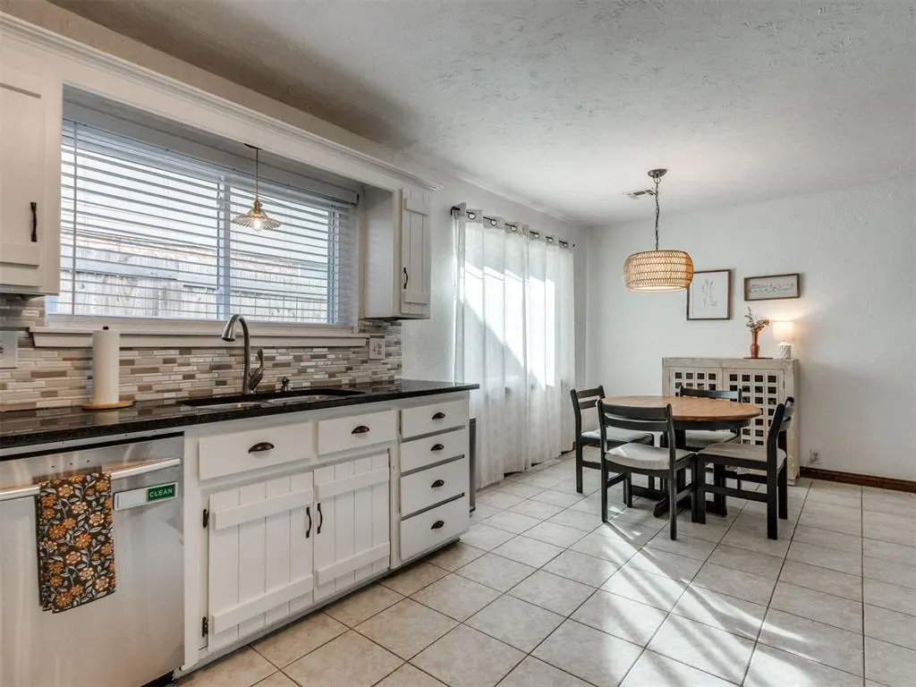 Photo 14 — 8221 Willow Creek Boulevard, Oklahoma City, OK 73162