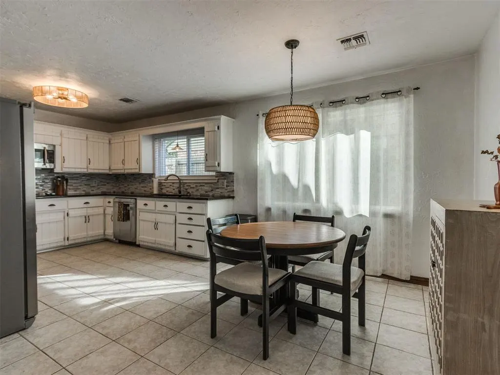 Photo 15 — 8221 Willow Creek Boulevard, Oklahoma City, OK 73162
