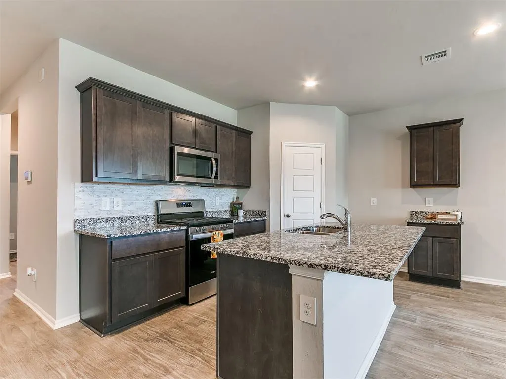 Photo 8 — 10516 NW 24th Street, Yukon, OK 73099